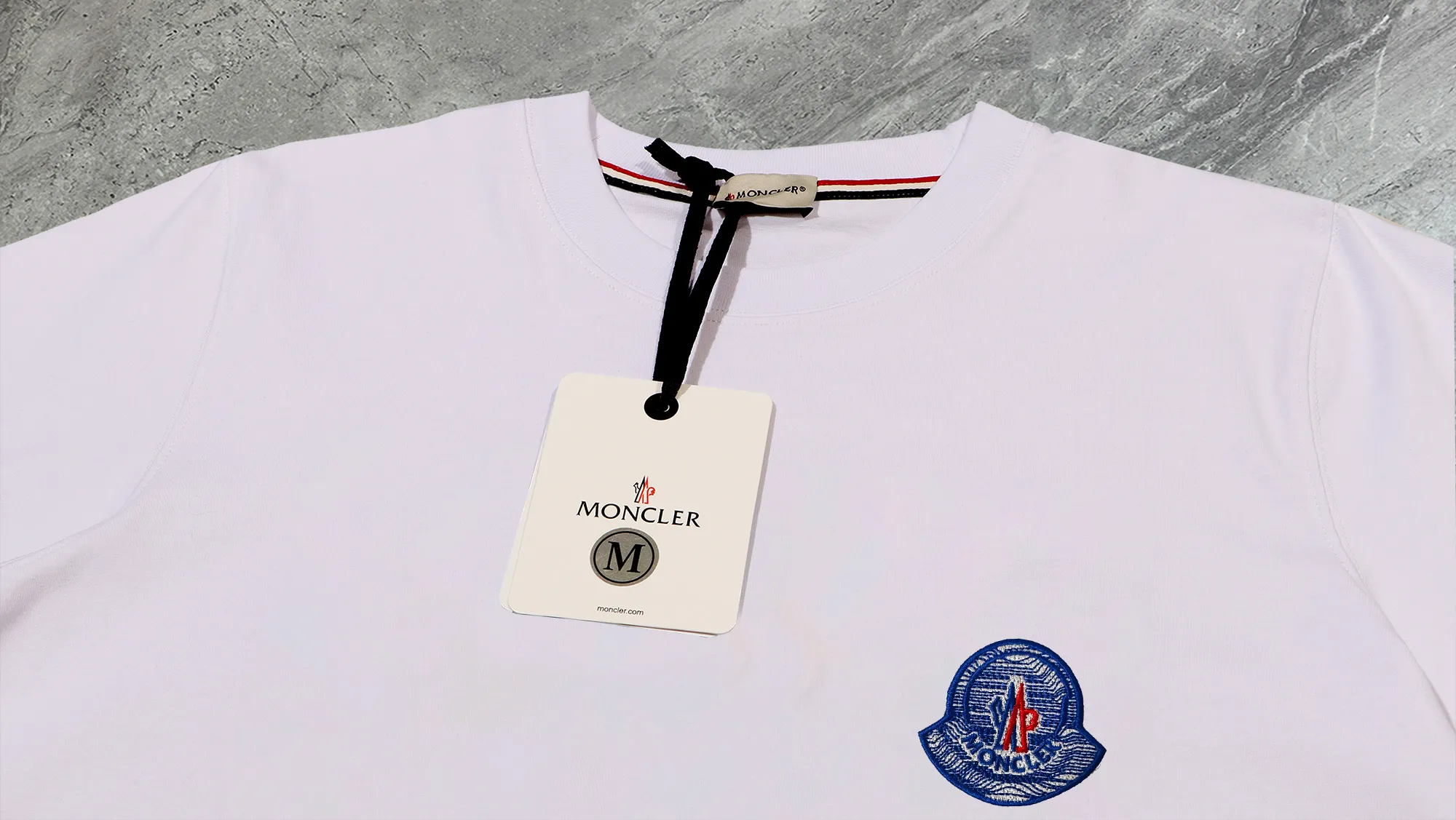 【 In Stock】 〖 𝐌𝐎𝐍𝐂𝐋𝐄𝐑~ 〗 440g ， 😎 ， ， Factory 2025 T ， ， Premium LOGO， Same Style ：Black White Size：S M L XL 2XL